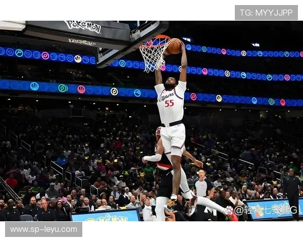 伦纳德后仰三分穿网，快船在主场取胜